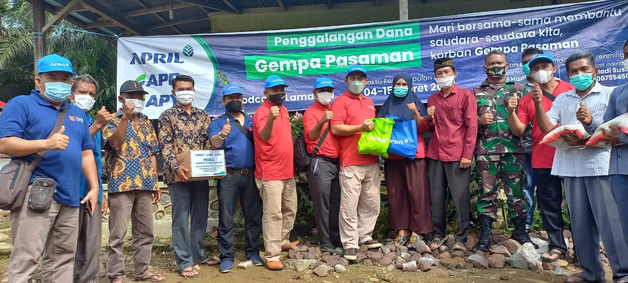 Paguyuban karyawan RAPP dan APR menyerahkan bantuan sembako untuk korban gempa Pasaman

 